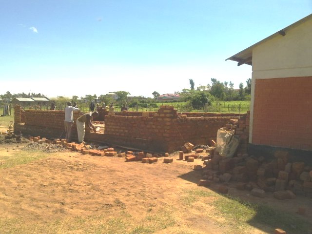Starting to build the walls of the first building of the James Murray Children�s Home in Kenya